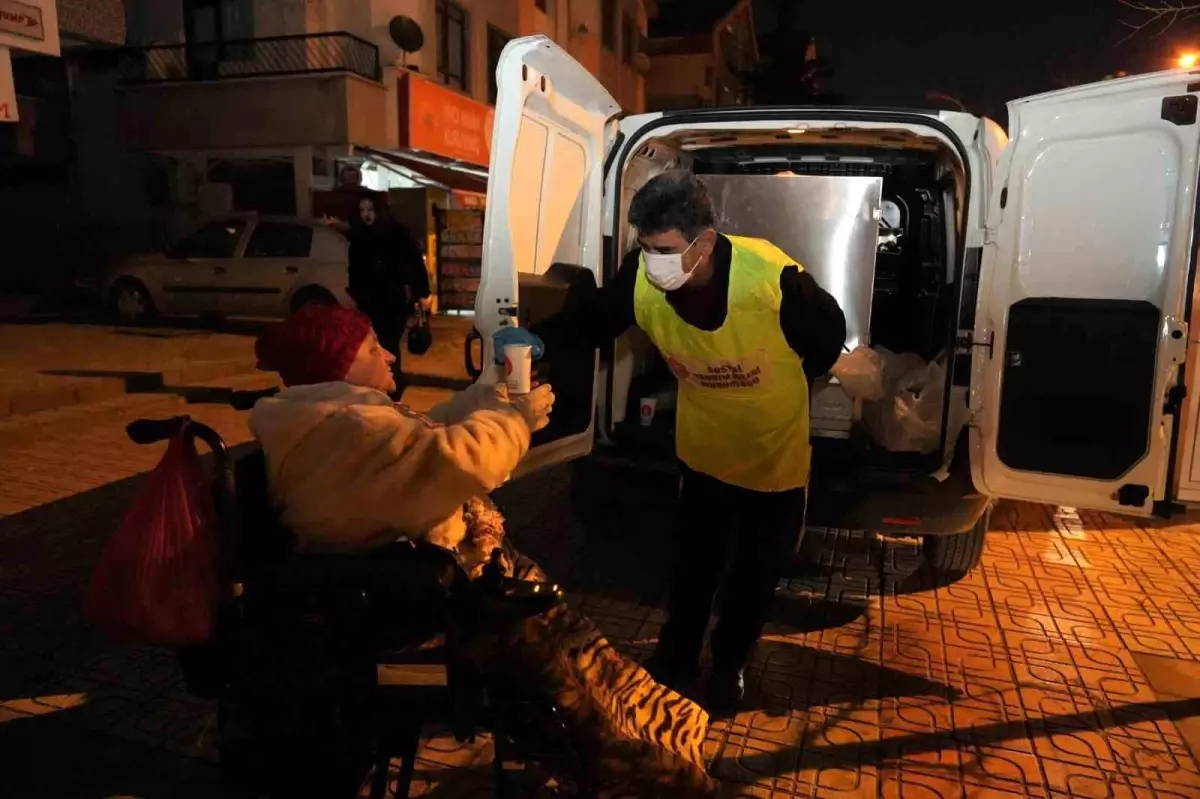 Keçiören Belediyesi\'nden soğuk havalarda sıcak çorba ikramı