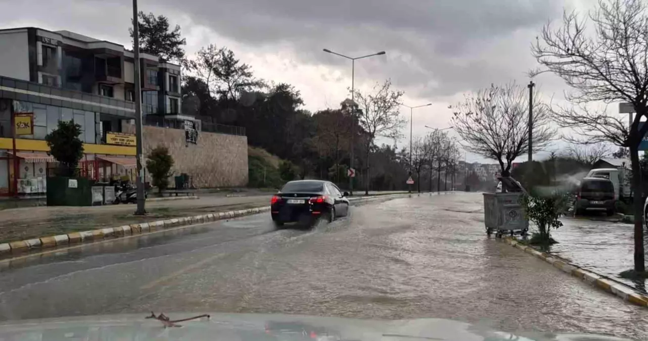 Kuşadası sele teslim! Sokaklar göle döndü, araçlar böyle sürüklendi