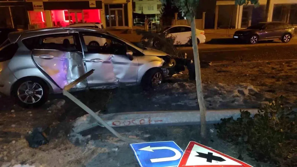 Mardin\'de Trafik Kazası: Sürücü Yaralandı