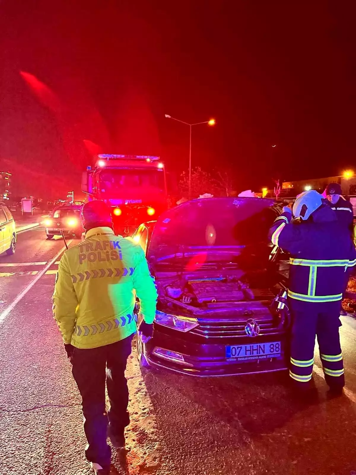 Kızıltepe\'de Seyir Halindeki Otomobil Yandı