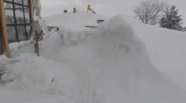 Ne Kamçatka, ne Alaska! Bina boyu kar yağdı Ne Kamçatka, ne Alaska! Bina boyu kar yağdı