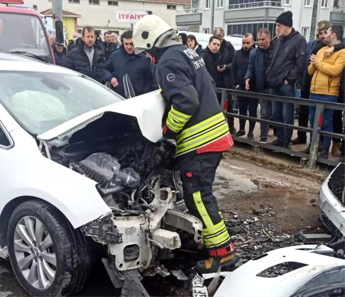 Ordu\'da otomobiller çarpıştı: 3\'ü ağır 5 yaralı