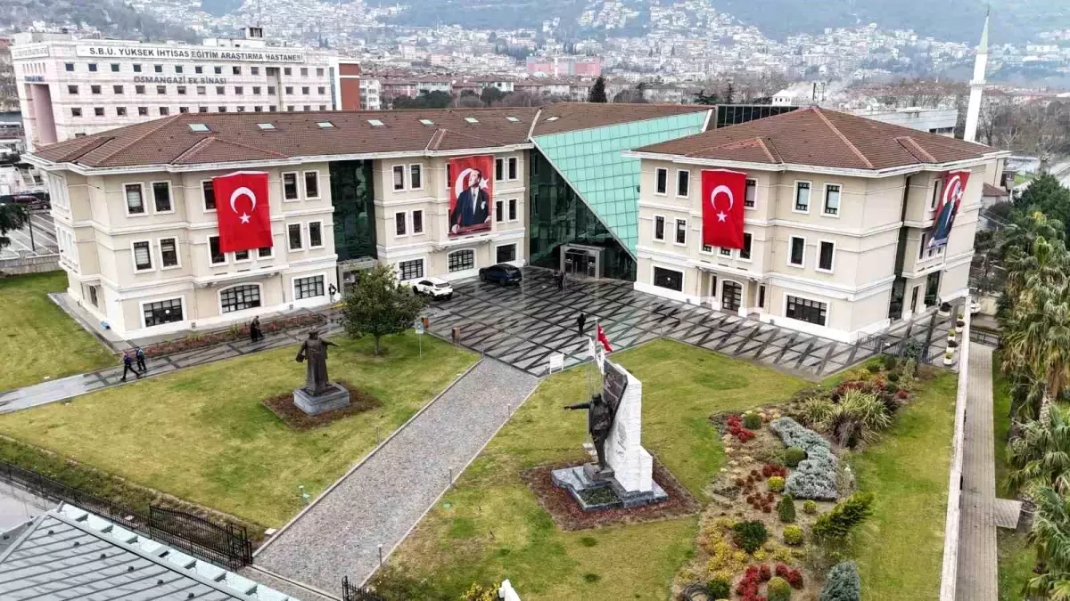 Osmangazi Belediyesi binalarını Türk Bayraklarıyla donattı