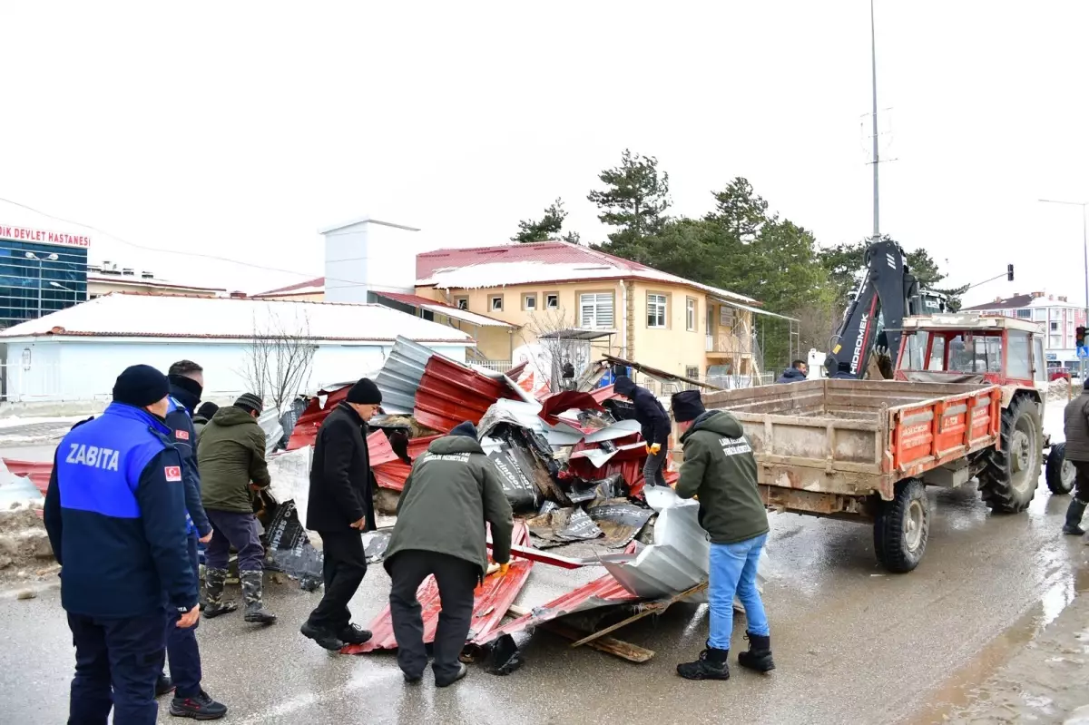 Ladik\'te Rüzgar Okul Çatısını Uçurdu