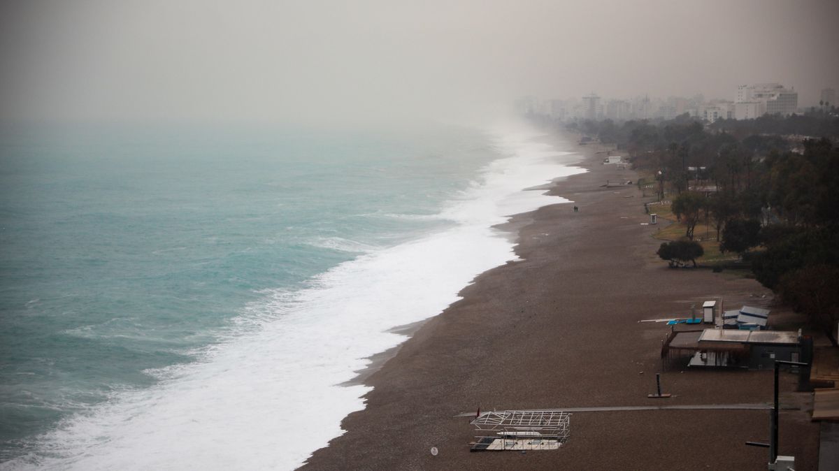 Antalya\'da Şiddetli Yağış ve Dalgalar