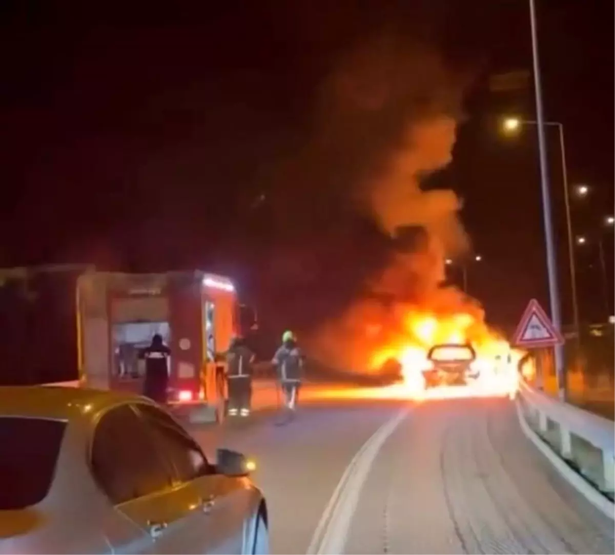 Seyir halindeki otomobil alev topuna döndü: Aracının yanışını çaresizce izledi