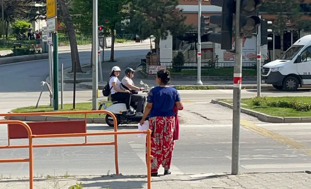 3 Yaşındaki Çocuk Sigara İçerken Görüntülendi, Anne Beraat Etti