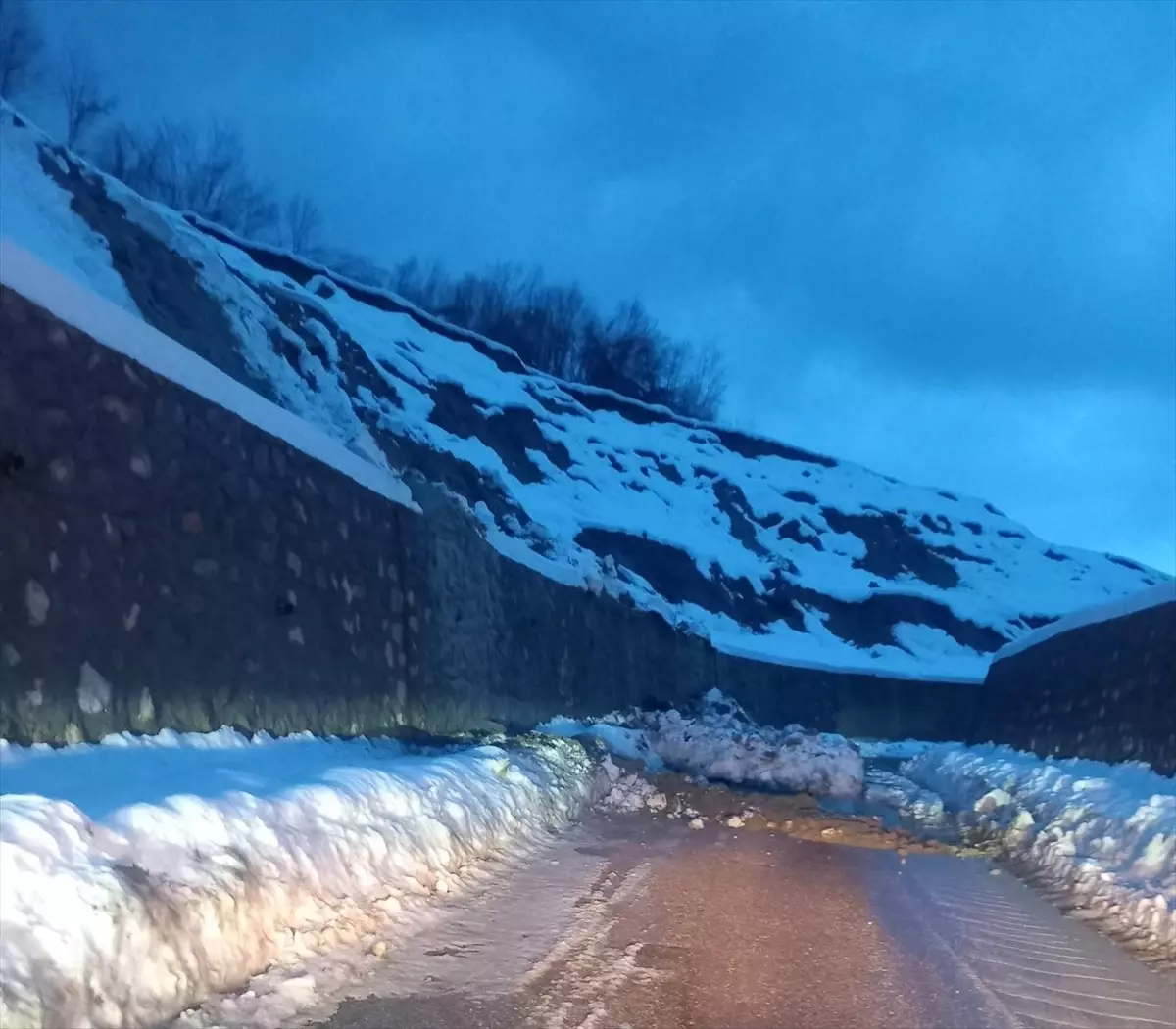 Türkeli\'de Toprak Kayması Yol Kapatıldı