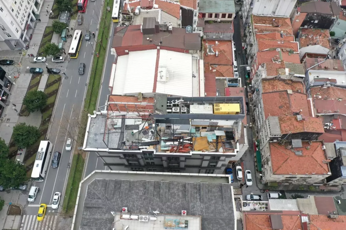 Şişli\'de Kaçak Çatı Katı Yıkıldı