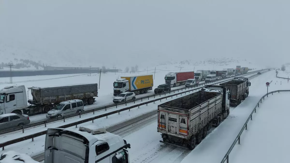 Sivas\'ta Kar Yağışı Yolları Kapattı