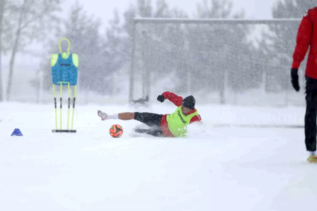 Sivasspor Amed Maçına Kar Yağışı Altında Hazırlanıyor