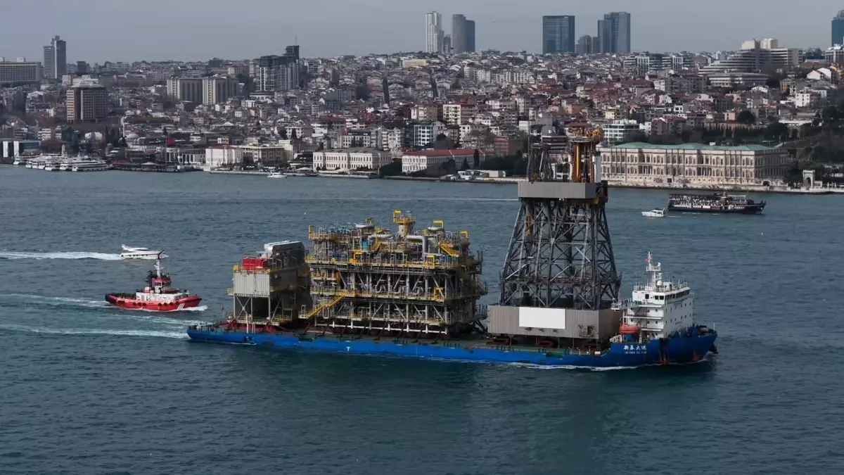 Yüzer Üretim Platformu Parçaları Boğaz\'dan Geçti
