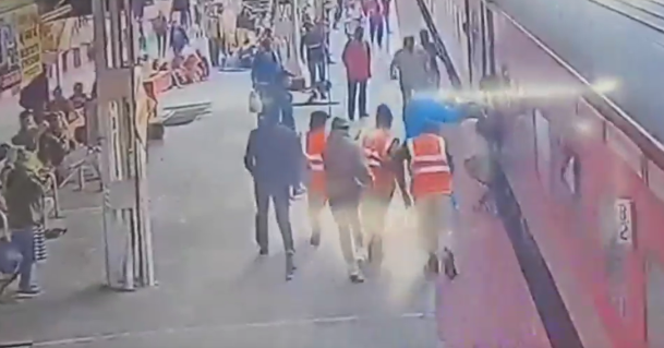 Trene yetişmeye çalışırken kucağındaki çocukla tren ve peron arasında sıkıştı Trene yetişmeye çalışırken kucağındaki çocukla tren ve peron arasında sıkıştı