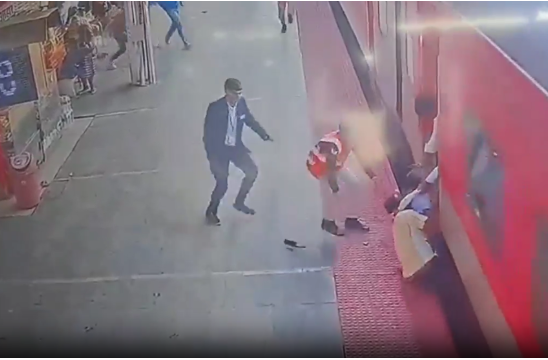 Trene yetişmeye çalışırken kucağındaki çocukla tren ve peron arasında sıkıştı Trene yetişmeye çalışırken kucağındaki çocukla tren ve peron arasında sıkıştı