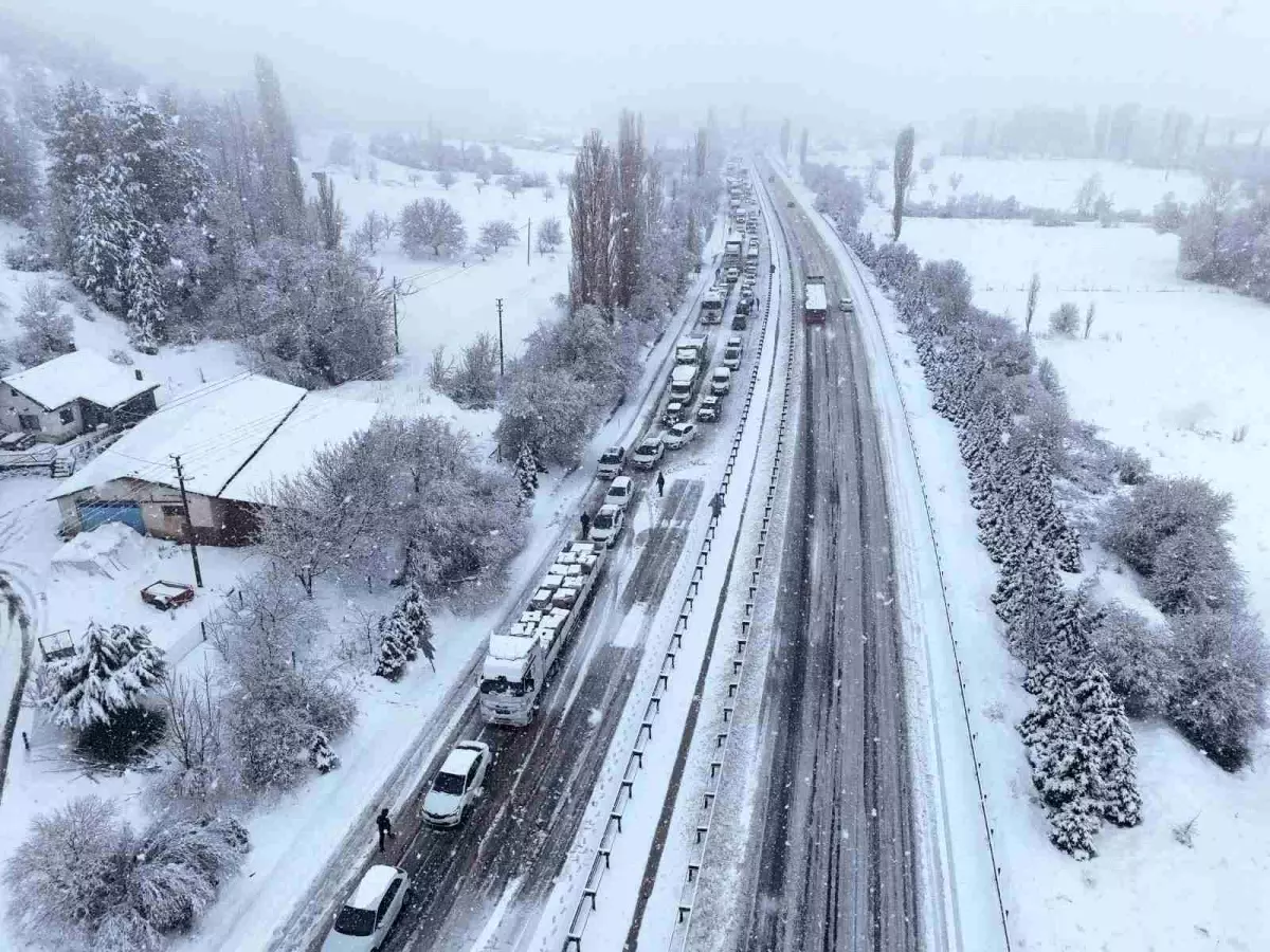 Kar kalınlığı 15 santimetreyi buldu, ulaşım felç oldu