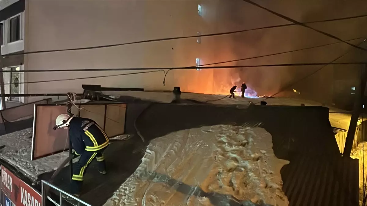 Gece yarısı korkutan yangın! Çok sayıda işyeri zarar gördü