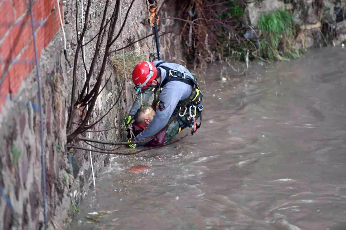 İzmir\'de Hurda Toplayan Adam Mahsur Kaldı