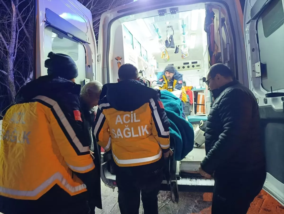 Kardan Kapalı Mezradan Hastaya Ambulans İle Ulaşım