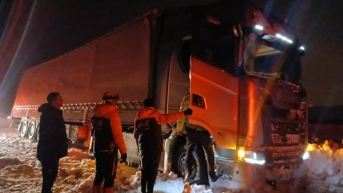 Ağrı\'da Mahsur Kalanlar Kurtarıldı