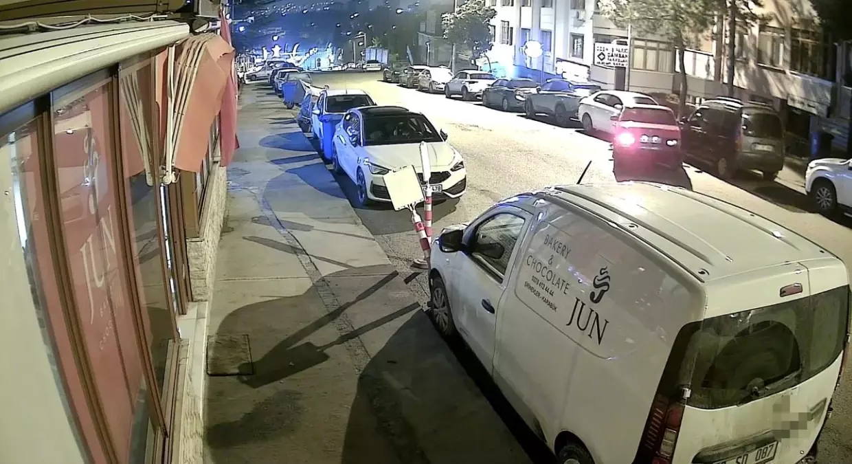 Alkollü Sürücü Park Halindeki Araçlara Çarptı