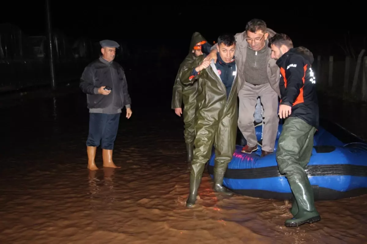 Antalya Kumluca\'da sağanak yağış tarım arazilerini sular altında bıraktı, araçta mahsur kalan sürücü botla kurtarıldı