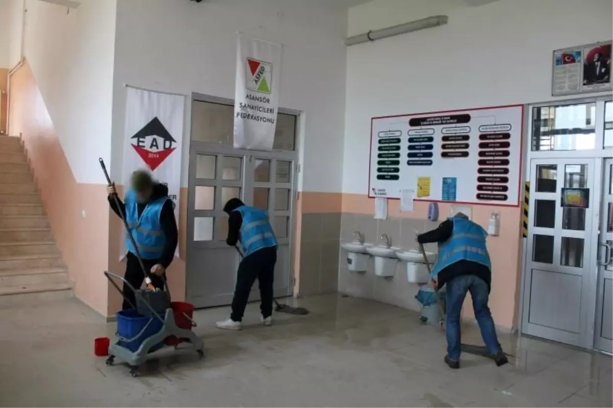 Eskişehir\'de Yükümlüler Ara Tatilde Okullarda Çalışıyor