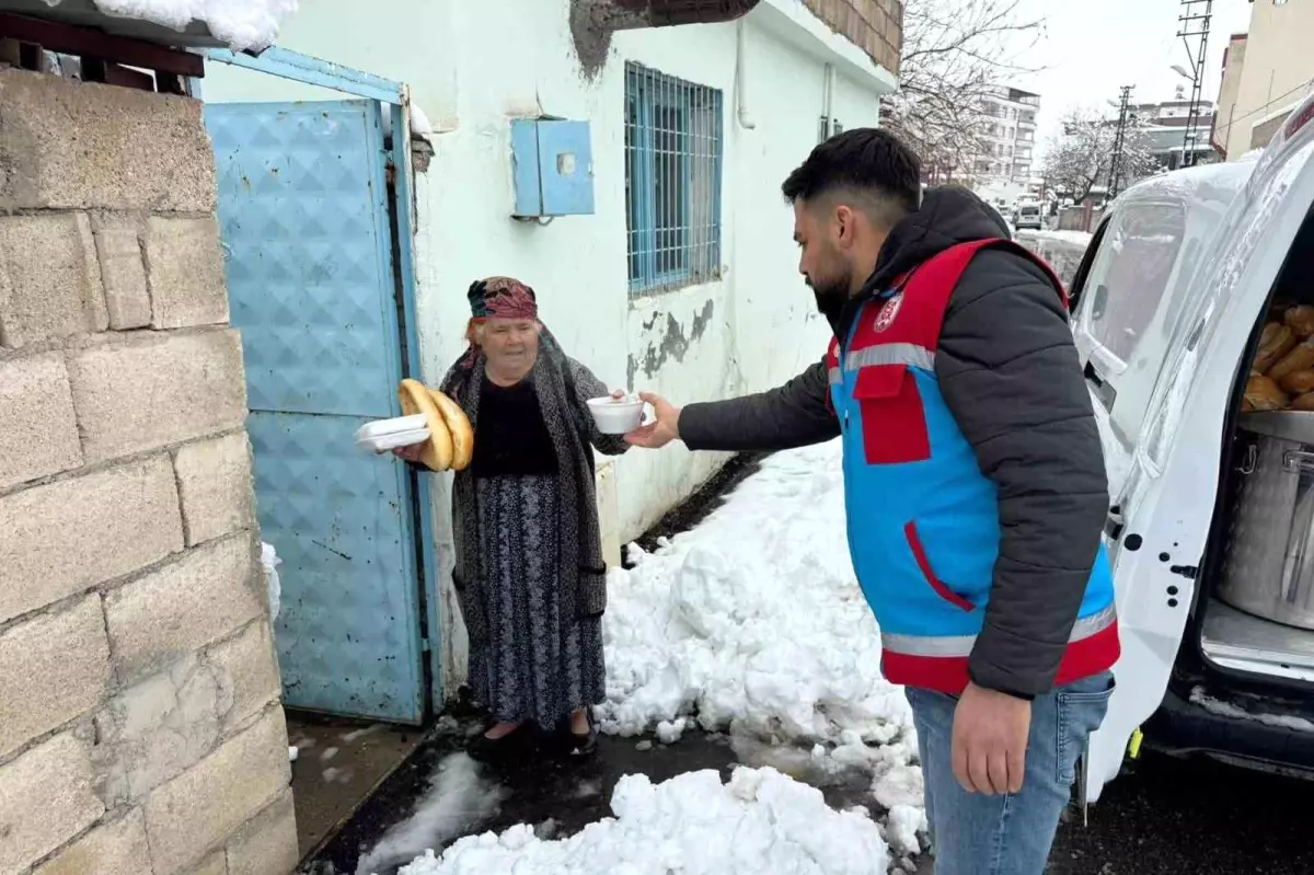 Araban\'da yoğun kar yağışına rağmen 500 aileye sıcak yemek ulaştırıldı