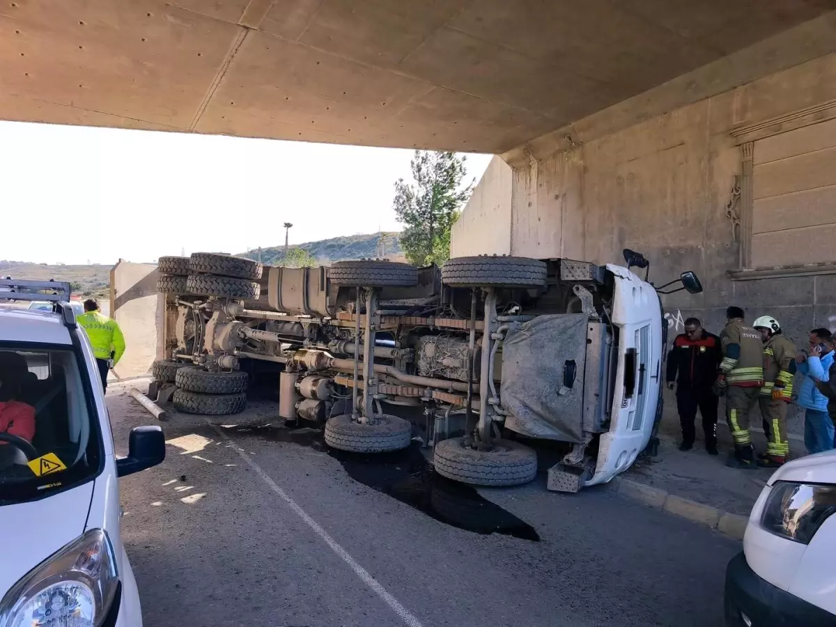 Hatay\'da Kamyon Devrildi: Sürücü Yaralı