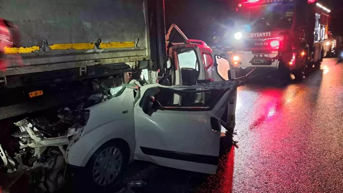 Balıkesir\'de Trafik Kazası: Otomobil Tıra Çarptı