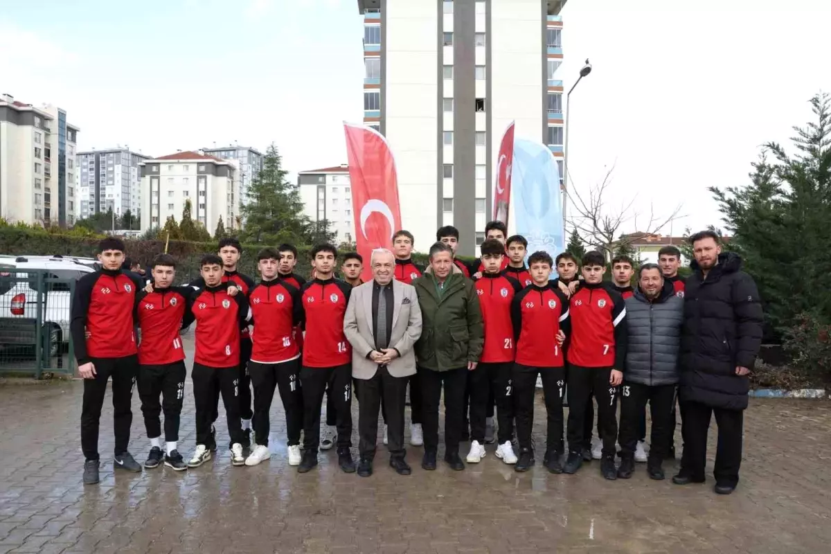 Başkan Şadi Özdemir\'e Kızılcıklı\'da çocuklardan kaykay park talebi geldi