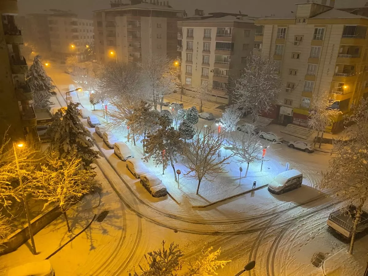 Batman\'da 3\'ü hariç tüm köy yolları kardan kapandı, uçuşlar iptal