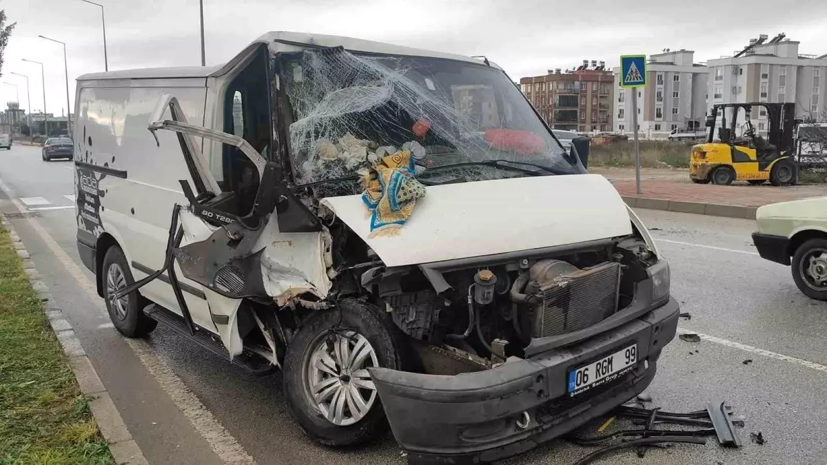 Bir anlık dalgınlıkla önünde ilerleyen kamyonete çarptı: 3 yaralı