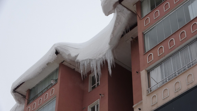 Bitlis'te binaların çatılarında 5 metreyi bulan buz sarkıtları oluştu