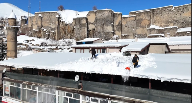 Bitlis'te binaların çatılarında 5 metreyi bulan buz sarkıtları oluştu