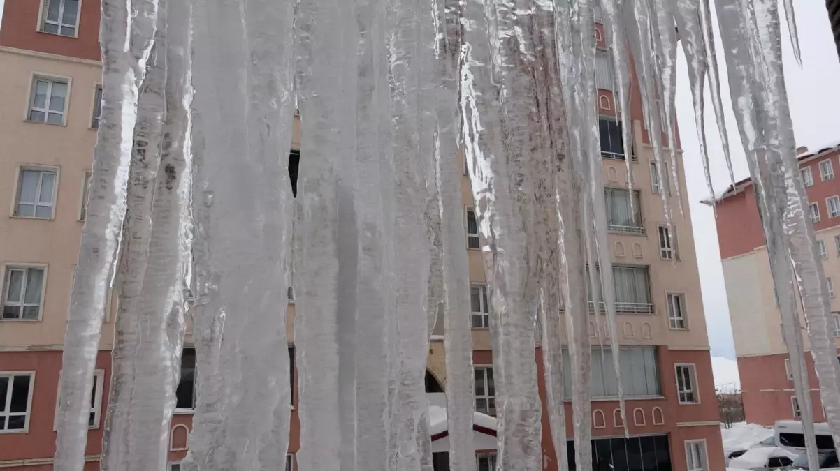 Bitlis\'te binaların çatılarında 5 metreyi bulan buz sarkıtları oluştu