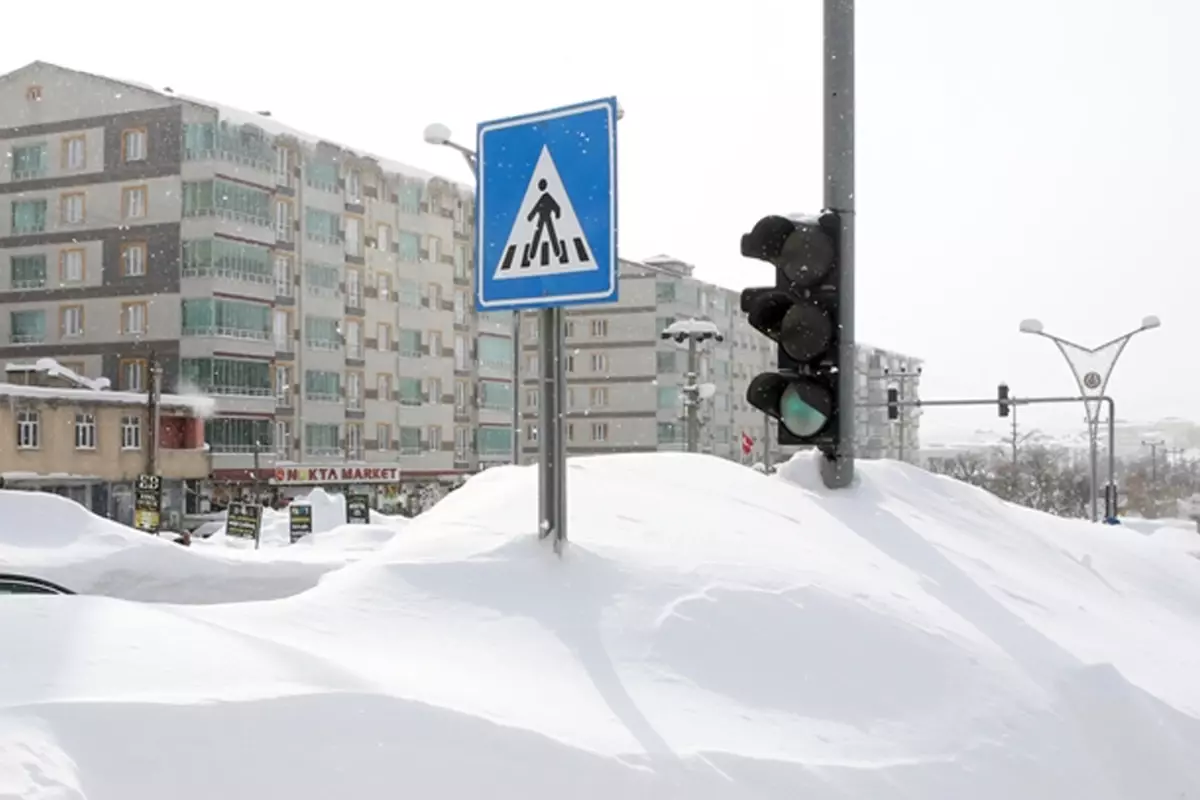 Bitlis\'te ekimden bu yana toplamda 4 metreyi aşacak kadar kar yağdı