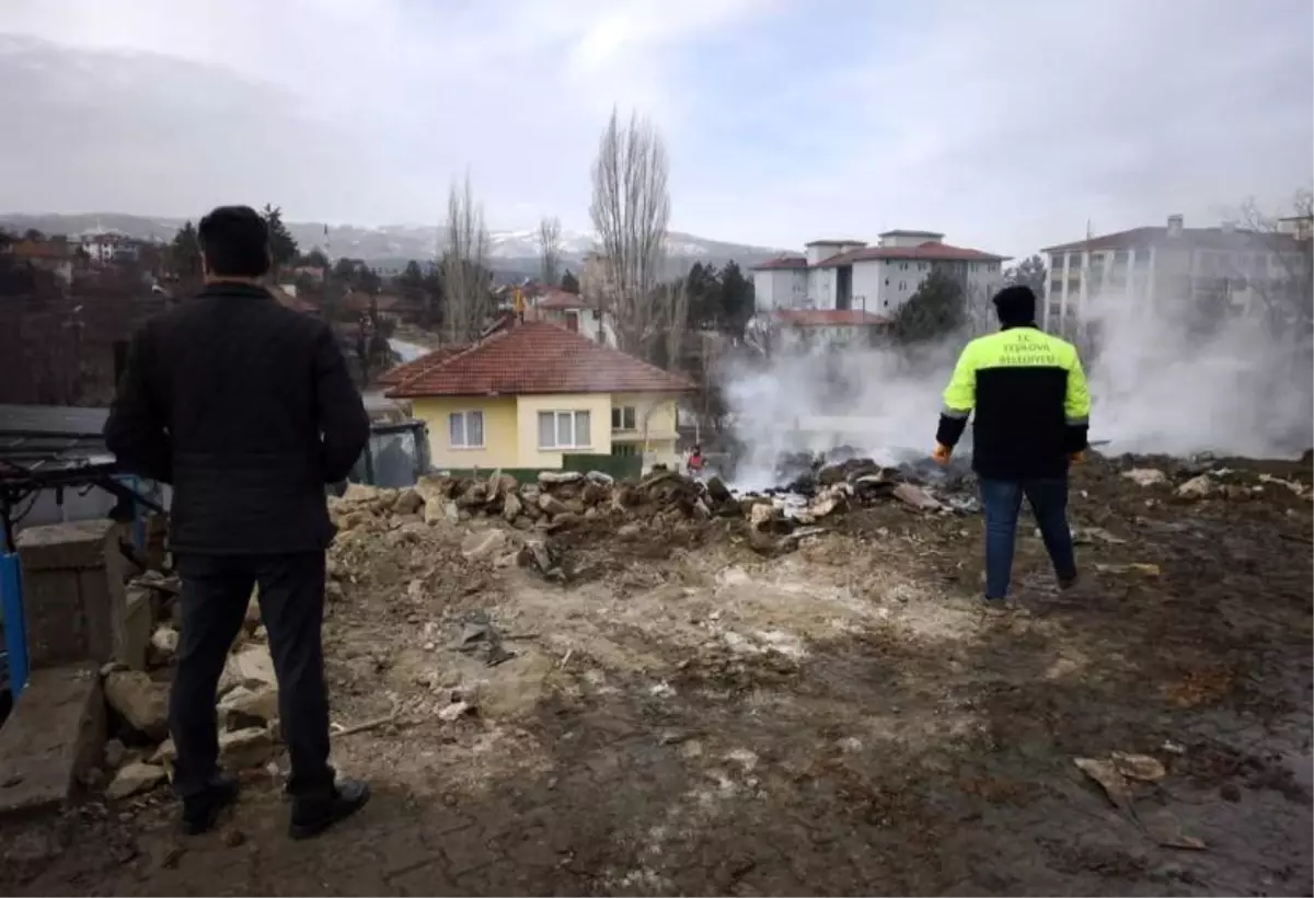 Burdur\'da Evde Yangın: Bir Kişi Yaralandı