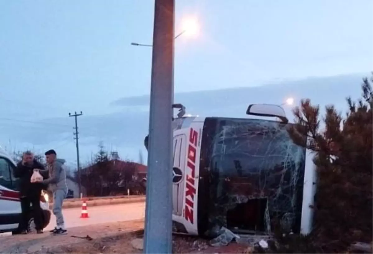 Burdur\'da Otobüs Devrildi: 12 Yaralı