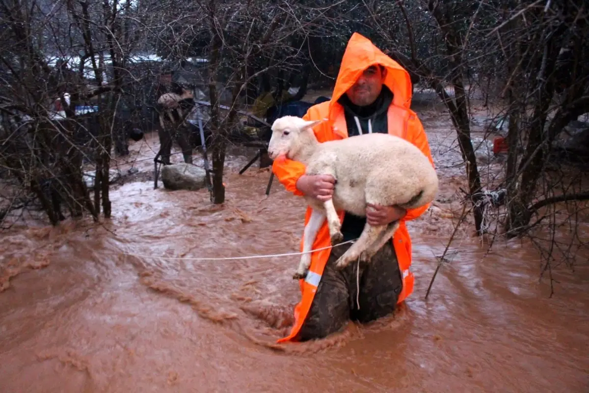 Büyükşehir ekipleri yağmur ve fırtınaya karşı seferber oldu