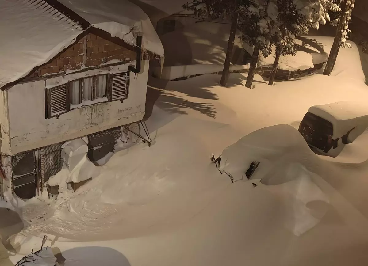 Çambaşı Yaylası\'nda 2 Metre Kar