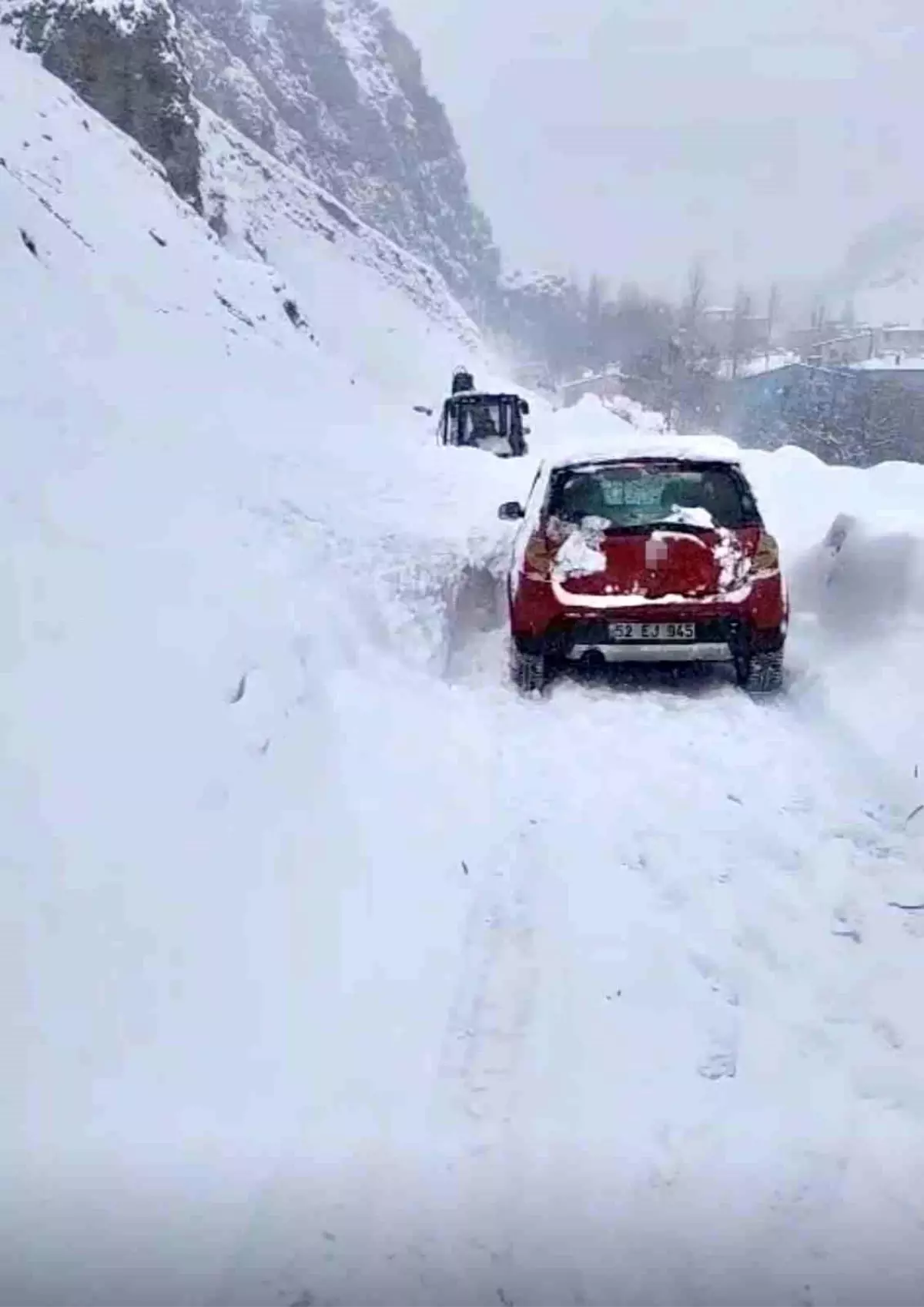 Çatak\'ta çığ düştü: Sürücü son anda kurtuldu