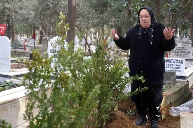 Depremden bu yana kayıp olan kız kardeşinin mezarını, kimsesizler mezarlığında buldu