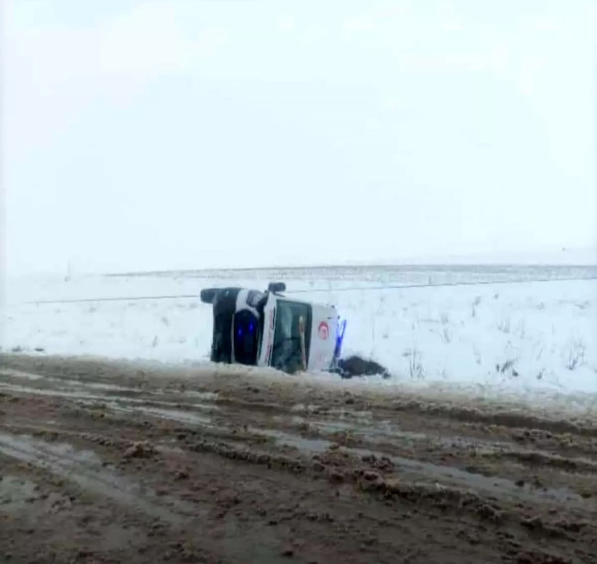 Bismil\'de Ambulans Devrildi: 3 Yaralı