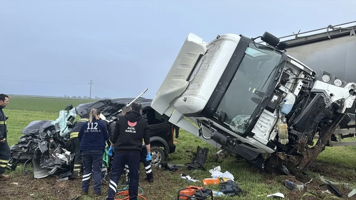Edirne\'de Trafik Kazası: 1 Ölü, 1 Yaralı