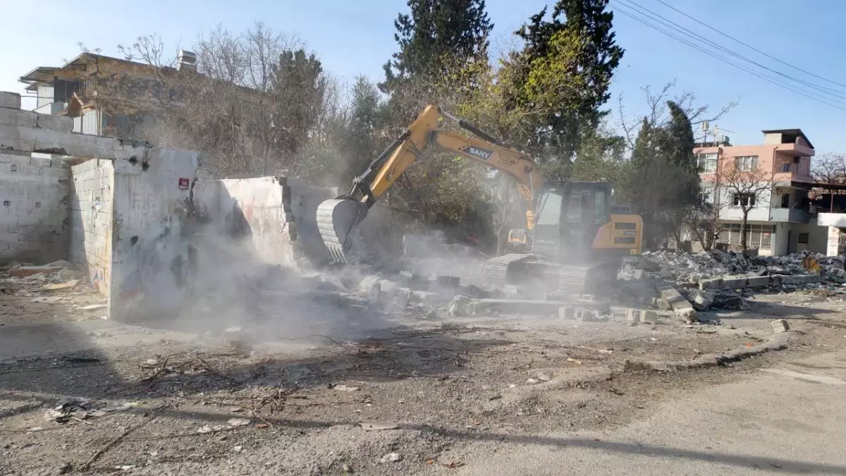 Erzin\'e 47 yıldır hizmet eden sanayi sitesi yıkılıyor