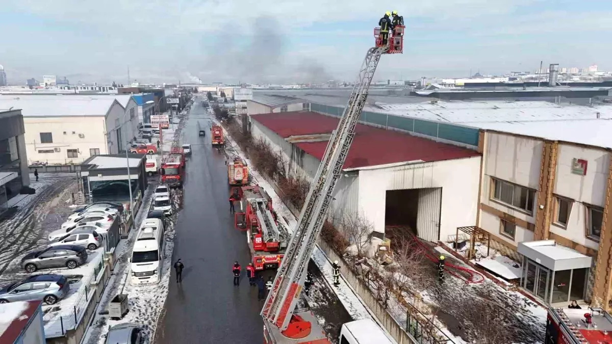 Kayseri\'de Mobilya Fabrikasında Yangın