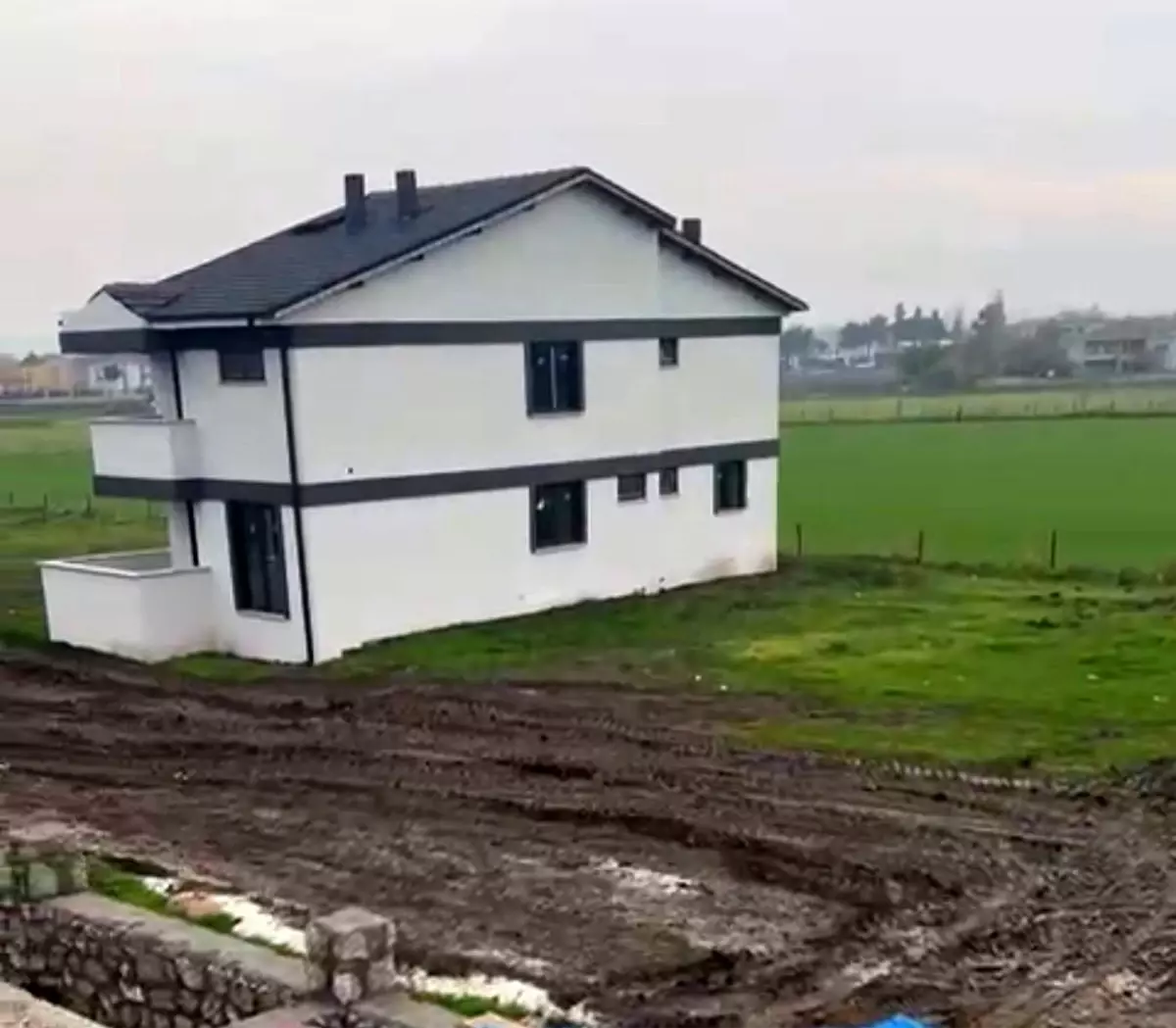 Gönen\'de imar var, inşaat var yol yok, altyapı yok