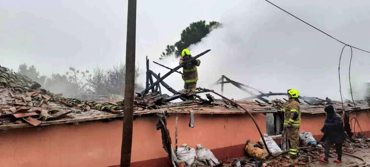 Gönen\'de müstakil ev yangında kullanılamaz hale geldi