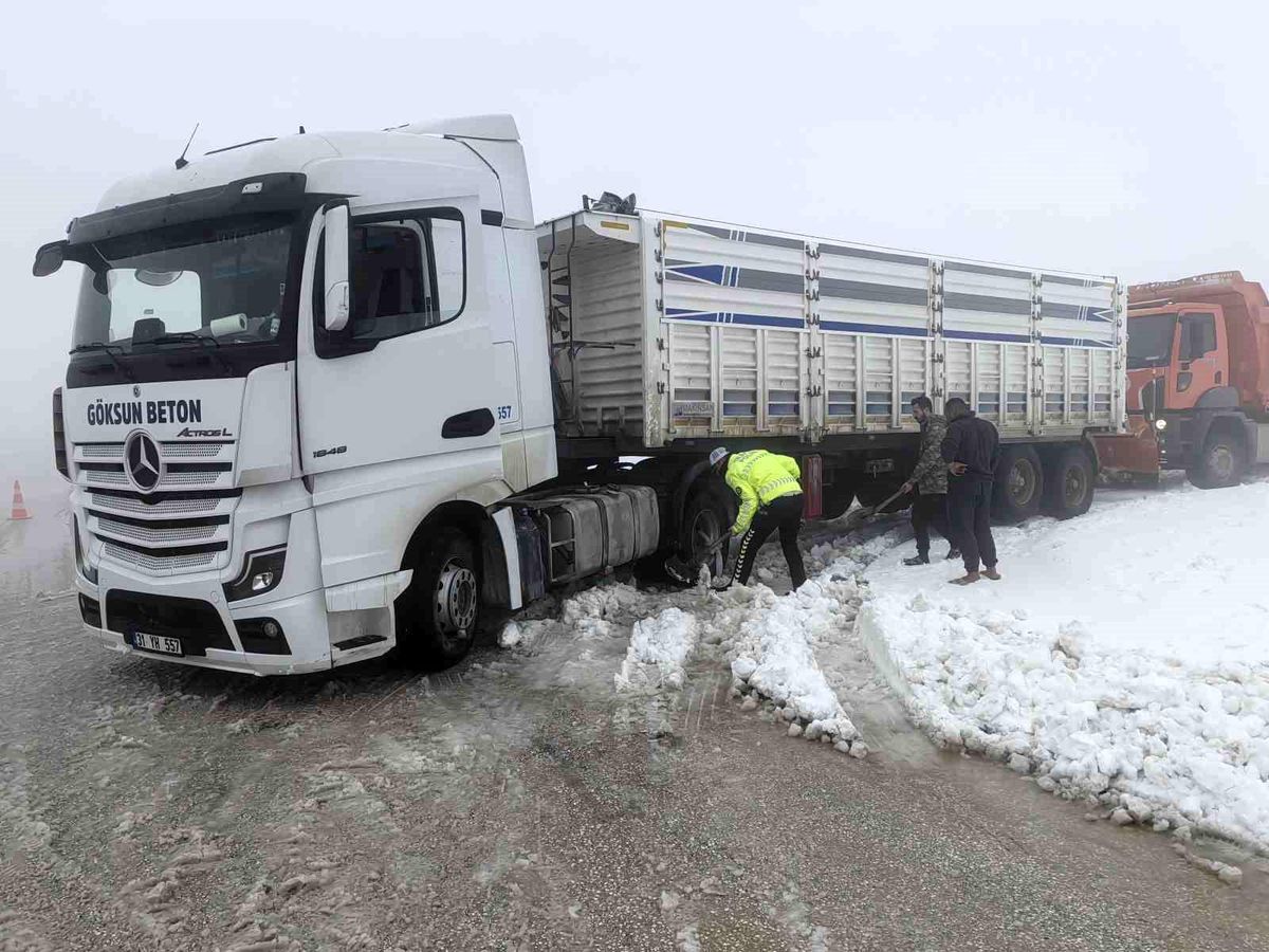 Hatay\'da Kar Yağışı Yolculukları Zorlaştırdı
