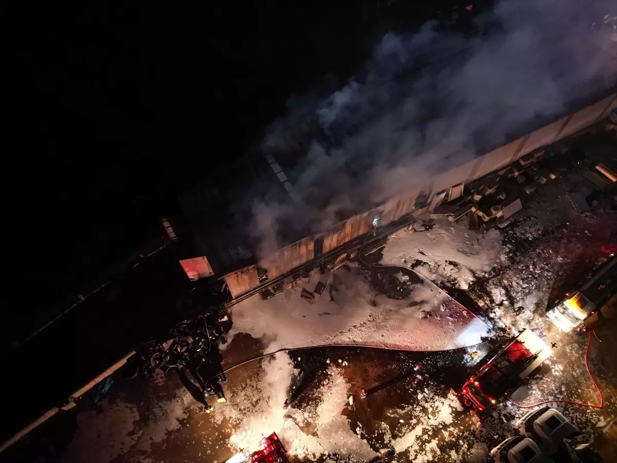 Dörtyol\'da Lastik Deposunda Yangın